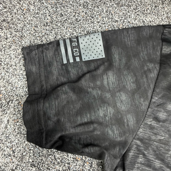 Men's Dark Gray Graphic Tee with Flag Design - Picture 5 of 7